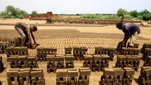 Workers arrange mud bricks in Omdurman, north of the Sudanese capital Khartoum, Sudan, July 17, 2025. Following the Sudanese army's recapture of Khartoum from the paramilitary Rapid Support Forces, displaced residents began returning home. Facing ruined homes and scarce resources, they started to rebuild houses using whatever materials available. (Photo: Xinhua)