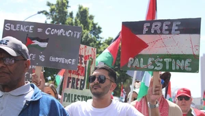 People take part in a mass march in support of the people of Gaza, in Cape Town, South Africa on Sept. 27, 2025. Thousands of South Africans took to the streets of Cape Town, the country's legislative capital, on Saturday for a mass march in support of the people of Gaza, demanding stronger government action in response to the ongoing Israeli military campaigns there. (Photo: Xinhua)