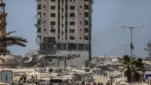 Palestinians inspect the ruins of a residential building following an Israeli airstrike in Gaza City, Sept. 5, 2025. Hamas on Friday denounced the Israeli airstrike on a residential building in Gaza City and accused Israel of seeking to forcibly displace civilians in the Gaza Strip. (Photo: Xinhua)