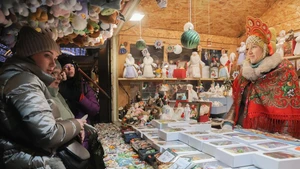 Tourists buy souvenirs at a Christmas market in St. Petersburg, Russia, Dec. 13, 2025. A Christmas market opened here on Saturday for the upcoming Christmas and New Year holidays. (Photo: Xinhua)