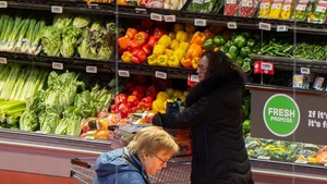 Customers shop for groceries at a supermarket in Toronto, Canada, on Dec. 15, 2025. Canada's Consumer Price Index (CPI) rose 2.2 percent year on year in November, matching the increase in October, Statistics Canada said on Monday. (Photo: Xinhua)