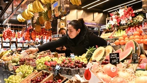 A vendor works at a market in Barcelona, Spain, Dec. 2, 2025. Annual inflation in the eurozone is expected to reach 2.2 percent in November, up from 2.1 percent in October, according to a flash estimate released on Tuesday by Eurostat, the statistical office of the European Union. (Photo: Xinhua)