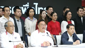 Julapun Amornvivat (C, front), leader of the Pheu Thai Party, speaks at a press conference at the headquarters of the party in Bangkok, Thailand, Feb. 8, 2026. Thailand's caretaker Prime Minister and Bhumjaithai Party leader Anutin Charnvirakul announced at a press conference on Sunday that the Bhumjaithai Party has won Thailand's House of Representatives election. With more than 87 percent of ballots counted by the country's Election Commission, the Bhumjaithai Party is leading the vote, followed by the People's Party in second place and the Pheu Thai Party in third. (Photo: Xinhua)