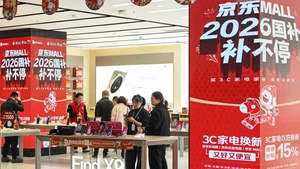 Customers choose consumer electronics products at a shopping mall in Nanjing, east China's Jiangsu Province, Feb. 21, 2026. A series of consumption stimulus programs and policies have helped boost consumer spending during China's Spring Festival holiday, with home appliances, vehicles and consumer electronics ranking among the top-selling categories. (Photo: Xinhua)