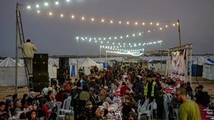 Palestinians gather for a group Ramadan iftar among tents for displaced people in the Netzarim area in the central Gaza Strip, on Feb. 21, 2026. (Photo: Xinhua)