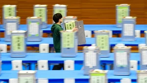 A staff member works at a counting station for the general election in Tokyo, Japan, Feb. 8, 2026. Japan's ruling coalition of Liberal Democratic Party (LDP) and its partner Japan Innovation Party is expected to secure a majority of seats in the House of Representatives in Sunday's general election, public broadcaster NHK said, citing its exit poll. (Photo: Xinhua)