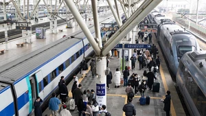 Passengers head to board trains at the Seoul Station in Seoul, Republic of Korea, Feb. 13, 2026. As the Lunar New Year approaches, the Seoul Station witnesses a surge in passenger traffic. (Photo: Xinhua)