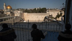People pray facing the Western Wall from an elevated platform, in Jerusalem's Old City, March 5, 2026. Israeli police tighten security across Jerusalem's Old City, closing the Western Wall and its plaza amid persisting regional tensions. (Photo: Xinhua)