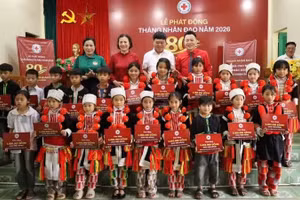 The Red Cross Society of Tuyen Quang Province presents scholarships to disadvantaged students.