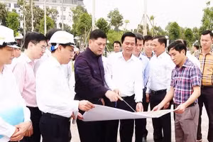 Bac Ninh Provincial Party Secretary Nguyen Hong Thai inspects the progress of project implementation in the locality.