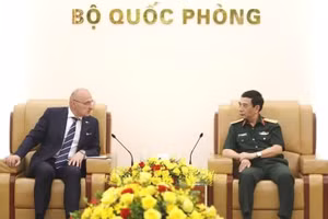 Deputy Prime Minister and Minister of National Defence General Phan Van Giang (R) receives Croatian Minister of Foreign and European Affairs Gordan Grlić Radman. (Photo: VGP)