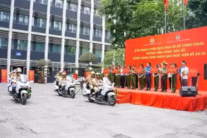 Officials and youth volunteers launch the “Digital Summer Campaign with VNeID”.