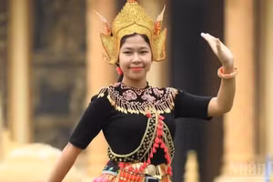 A Cham girl radiates joy in a traditional dance. (Photo: THANH DAT)