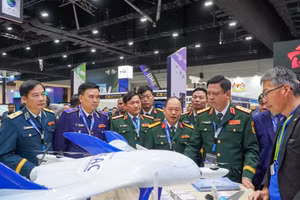 Senior Lieutenant General Nguyen Truong Thang and the Vietnamese delegation visit exhibition booths.