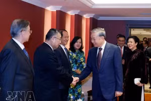 General Secretary of the Communist Party of Viet Nam Central Committee and State President To Lam and his spouse Ngo Phuong Ly meet with relatives of Chinese generals, experts and others who had supported Viet Nam-China friendship in Beijing on April 15. (Photo: VNA)