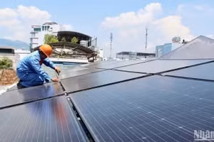 Clean energy projects require large and long-term capital. (Photo: nhandan.vn)
