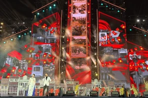An elegant, heroic Ha Noi full of revolutionary spirit recreated on stage.