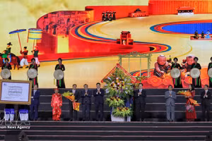 Politburo member, Secretary of the Party Central Committee and Chairman of its Commission for Inspection Tran Sy Thanh; and Deputy Prime Minister Mai Van Chinh congratulate Bac Ninh province. (Photo: VNA)