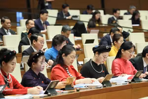 Female deputies of the National Assembly attend the opening session of the ninth sitting of the 15th National Assembly on May 5, 2025. (Photo: VNA)