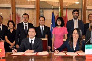 Ha Noi and Rome sign statement on advancing all-round ties. (Photo: VNA)