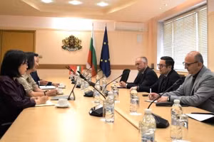 Vietnamese Ambassador to Bulgaria Nguyen Thi Minh Nguyet meets with Bulgarian Deputy Prime Minister and Minister of Economy, Investment and Industry Aleksandar Pulev. (Photo: Embassy of Viet Nam in Bulgaria)