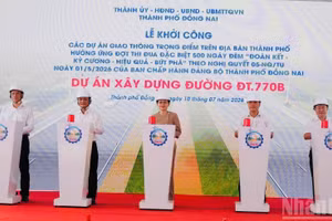 Leaders of the Dong Nai City Party Committee, the Dong Nai City People's Committee and other delegates perform the groundbreaking ceremony for the DT770B road project.