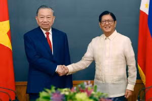 General Secretary of the Communist Party of Viet Nam (CPV) Central Committee and State President To Lam (left) meets with Philippine President Ferdinand Romualdez Marcos Jr. during his visit to the Philippines in June 2026 (Photo: VNA)