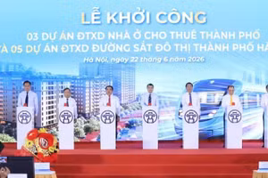 Prime Minister Le Minh Hung and leaders of Ha Noi launch the construction of five urban railway projects and three rental housing projects in Ha Noi.