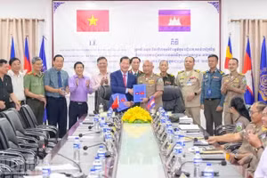 The special task forces of An Giang and Kampong Speu sign the handover protocol for the remains of the fallen soldiers. (Photo: PHUONG VU)
