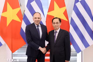 Minister of Foreign Affairs Le Hoai Trung welcomes Greek Minister of Foreign Affairs George Gerapetritis in Ha Noi on July 17 (Photo: VNA)