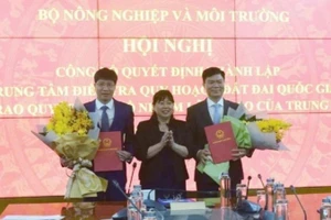 Deputy Minister of Agriculture and Environment Nguyen Thi Phuong Hoa presents the appointment decision to Chu An Truong, Deputy Head of the Department of Land Administration, appointing him as Director General of the Centre; and to Nguyen Dac Nhan, Deputy Head of the Department of Land Management, appointing him as Deputy Director General of the Centre. (Photo: TRUONG GIANG)