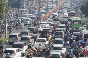 Vehicles crowd national highways leading into Ho Chi Minh City. (Photo: THE ANH)