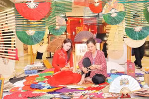 From the exhibition space to the paper fans on display, every element bears the distinctive creative imprint of young designers inspired by the traditional fan-making craft of Chang Son Village.