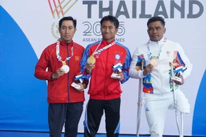 Nguyen Ngoc Thiet (L) earns a silver medal in the men’s 400m freestyle S9 at the 13th ASEAN Para Games. (Photo: VNA)