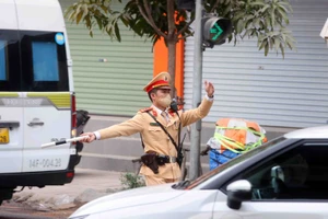 An on-duty traffic police officer in Ha Noi. (Illustrative photo: VNA)