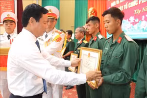 Vice Chairman of the Tay Ninh Provincial People's Committee Pham Tan Hoa presents certificates of merit to forces for their outstanding achievements in the search, recovery and identification of martyrs' remains. (Photo: VNA)