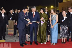 To Lam, General Secretary of the Communist Party of Viet Nam Central Committee and State President, and his spouse receive a photo album of highlights from their official visit to Thailand from Thai Prime Minister Anutin Charnvirakul and his spouse. (Photo: XUAN SON)
