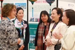 VFDA President Ngo Phuong Lan introduces international guests to the Da Nang Asian Film Festival and various filming locations in Viet Nam. (Photo: VFDA)