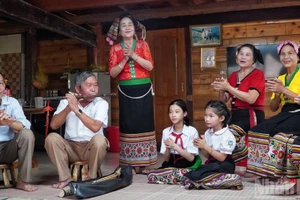 Artisans teach traditional melodies to the younger generation. (Photo: nhandan.vn)