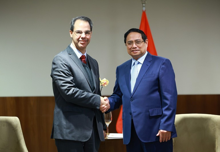 Prime Minister Pham Minh Chinh meets with Mr José Serrador Neto, Global Vice President for External Relations of Embraer – a diversified corporation primarily engaged in the aviation and aerospace industry. (Photo: Duong Giang/VNA) tin-5.jpg