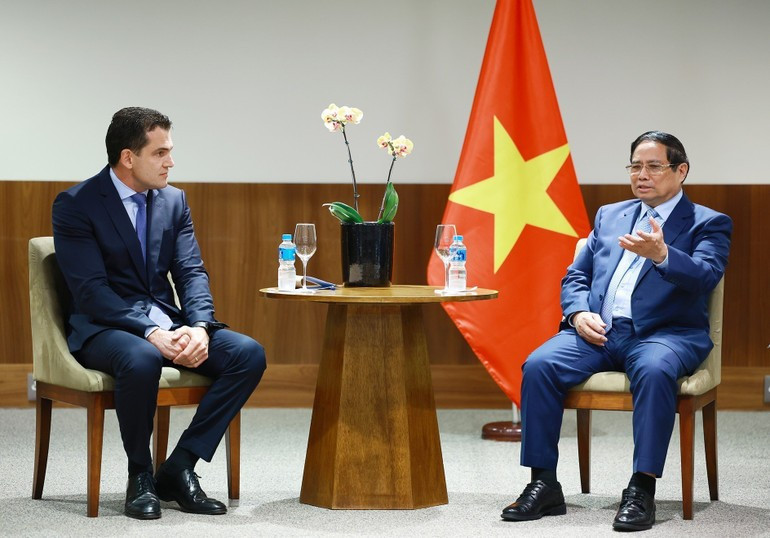Prime Minister Pham Minh Chinh meets with the leadership of JSB Group – a global leader in the food processing industry. (Photo: Duong Giang/VNA) tin-8.jpg