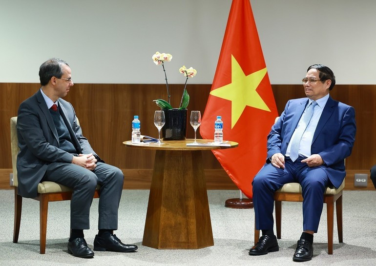 Prime Minister Pham Minh Chinh meets with José Serrador Neto, Global Vice President for External Relations of Embraer – a diversified corporation primarily engaged in the aviation and aerospace industry. (Photo: Duong Giang/VNA) tin-3.jpg