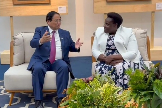 PM Pham Minh Chinh (L) meets with Ugandan Vice President Jessica Rose Epel Alupo in Rio de Janeiro on July 6. (Photo: Government Portal) PM Pham Minh Chinh (L) meets with Ugandan Vice President Jessica Rose Epel Alupo in Rio de Janeiro on July 6. (Photo: Government Portal)
