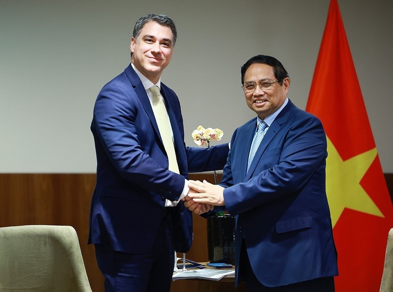 Prime Minister Pham Minh Chinh meets with Daniel Lopes, Vice President of FS Group – a corporation specialising in ethanol production from corn and one of the leading producers of low-carbon biofuels in Latin America. (Photo: Duong Giang/VNA) tin-1.jpg