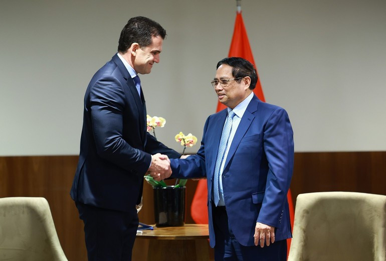 Prime Minister Pham Minh Chinh meets with the leadership of JSB Group – a global leader in the food processing industry. (Photo: Duong Giang/VNA) tin-7.jpg
