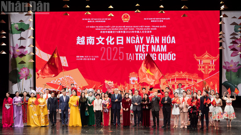 Delegates take commemorative photos with the artists.