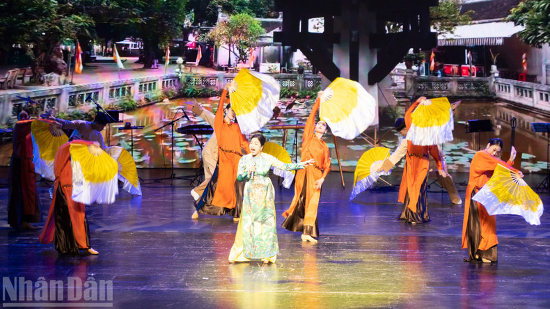 Diva My Linh performs the song “Tren dinh Phu Van”.