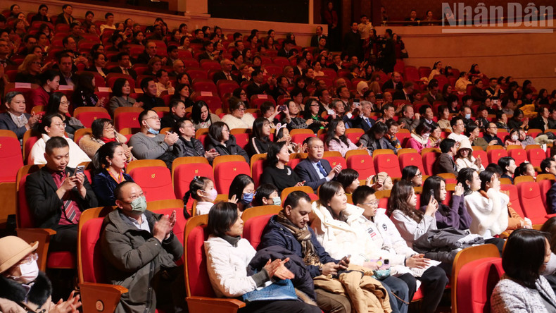 A large audience follows the art programme “Colours of Culture”.