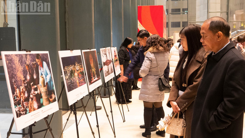 Delegates visit the photo exhibition “Viet Nam – the World’s Leading Heritage Destination”.