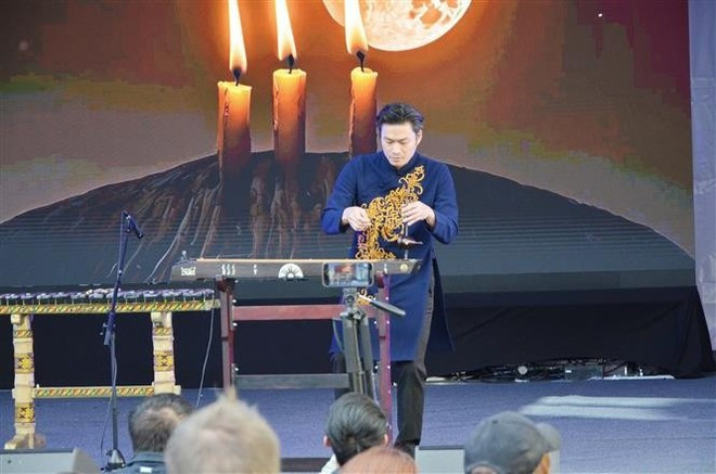 A performance of Dan bau” (Viet Nam's traditional one-string musical instrument) (Photo: VNA) A performance of Dan bau” (Viet Nam's traditional one-string musical instrument) (Photo: VNA)